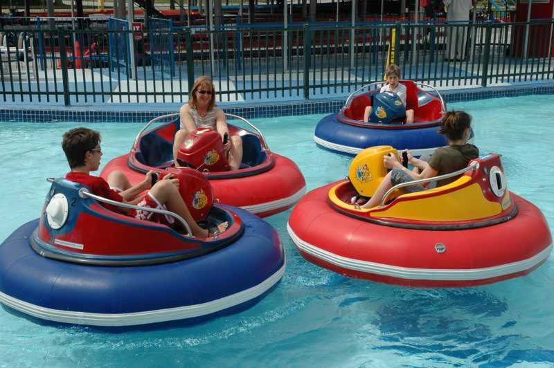 The bumper boat ride at fun spot in orlando. get cheap tickets to funspot with orlando group getaways.